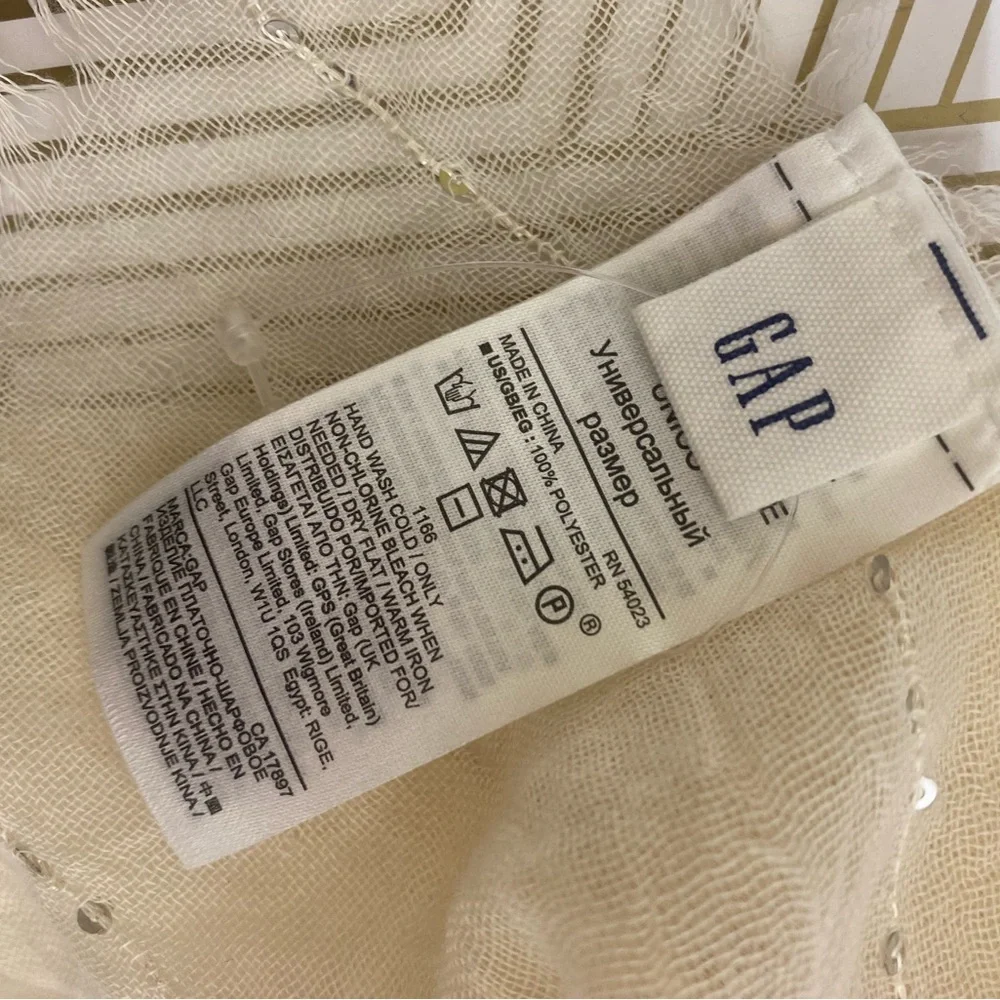 Gap wrap in white with sequins looks elegant